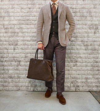 Comment porter un sac en daim: Choisis un blazer en laine en pied-de-poule beige et un sac en daim pour un look idéal le week-end. Habille ta tenue avec une paire de bottines chukka en daim marron.