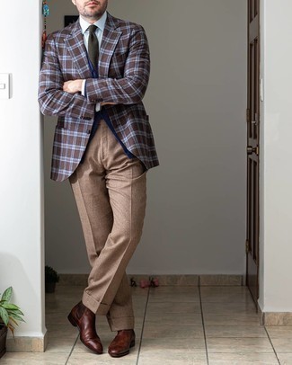 Comment porter un cardigan bleu à 30 ans: Porte un cardigan bleu et un pantalon de costume marron clair pour une silhouette classique et raffinée. Une paire de bottines chelsea en cuir marron foncé est une option astucieux pour complèter cette tenue.