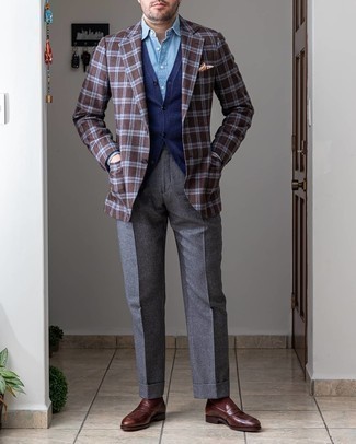 Comment porter un pantalon de costume en laine gris: Essaie d'associer un blazer en laine écossais marron foncé avec un pantalon de costume en laine gris pour un look pointu et élégant. Assortis ce look avec une paire de slippers en cuir marron foncé.