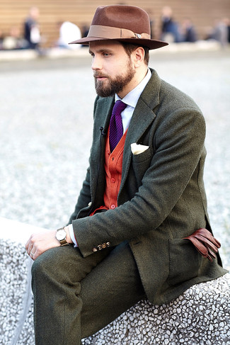 Comment porter une cravate pourpre: Essaie d'harmoniser un blazer en laine olive avec une cravate pourpre pour un look classique et élégant.