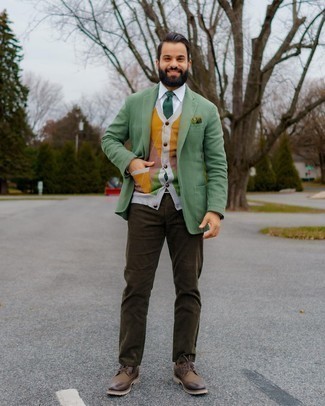 Comment porter un blazer vert: Pense à harmoniser un blazer vert avec un jean marron foncé pour prendre un verre après le travail. Une paire de chaussures brogues en cuir marron foncé apportera une esthétique classique à l'ensemble.