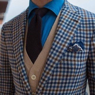 Comment porter un blazer en vichy bleu: Pense à harmoniser un blazer en vichy bleu avec un cardigan marron clair pour un look idéal au travail.