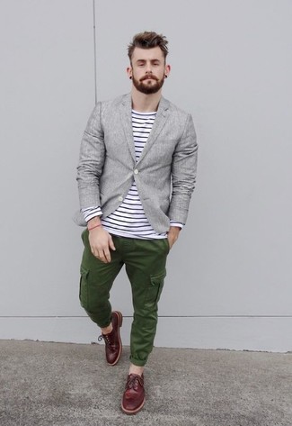 Comment porter un blazer avec un pantalon cargo