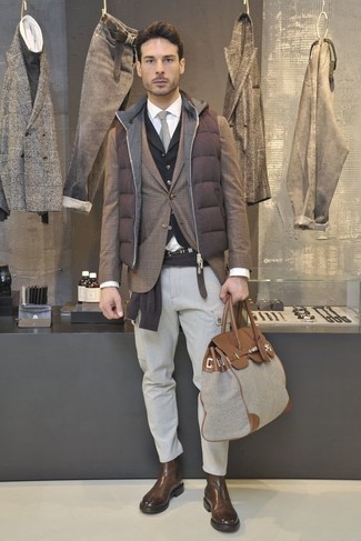 Comment porter un blazer avec un pantalon cargo à 30 ans