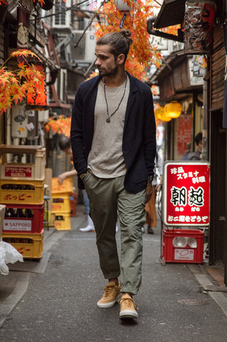 Comment porter un blazer avec un pantalon cargo à 30 ans