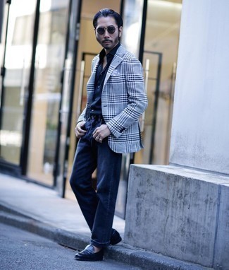 Comment porter un blazer en pied-de-poule gris à 30 ans: Harmonise un blazer en pied-de-poule gris avec un jean bleu marine pour une tenue idéale le week-end. Habille ta tenue avec une paire de slippers en cuir bleu marine.