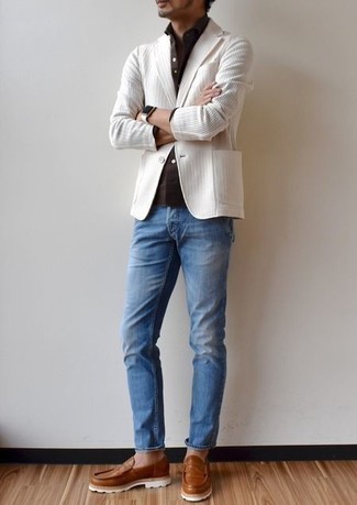 Comment porter un blazer blanc: Un blazer blanc et un jean bleu sont un choix de tenue idéale à avoir dans ton arsenal. Complète cet ensemble avec une paire de slippers en cuir tabac pour afficher ton expertise vestimentaire.