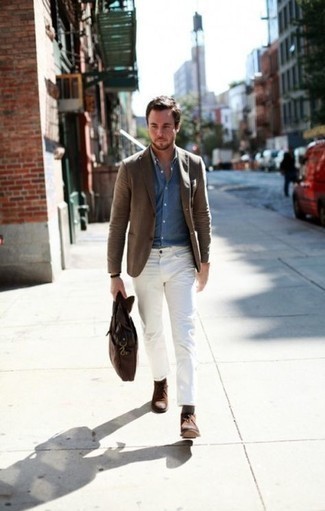 Comment porter un blazer marron à 30 ans: Harmonise un blazer marron avec un jean blanc pour aller au bureau. Assortis ce look avec une paire de bottines chukka en daim marron.
