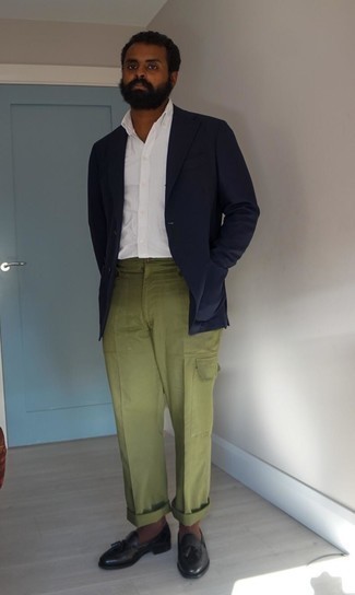 Un blazer à porter avec un pantalon cargo vert foncé pour un style chic decontractés à 30 ans: Pense à opter pour un blazer et un pantalon cargo vert foncé pour une tenue idéale le week-end. Une paire de mocassins à pampilles en cuir noirs est une façon simple d'améliorer ton look.