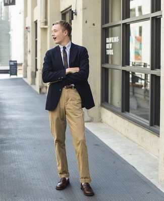 Comment porter des slippers en cuir marron à l'adolescence: Associe un blazer bleu marine avec un pantalon chino marron clair pour aller au bureau. D'une humeur créatrice? Assortis ta tenue avec une paire de slippers en cuir marron.