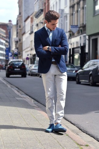 Comment porter un blazer bleu marine à 20 ans: Perfectionne le look chic et décontracté avec un blazer bleu marine et un pantalon chino blanc. Tu veux y aller doucement avec les chaussures? Opte pour une paire de baskets basses en toile bleu clair pour la journée.