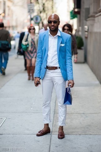 Comment porter un blazer turquoise: Harmonise un blazer turquoise avec un pantalon chino blanc si tu recherches un look stylé et soigné. Rehausse cet ensemble avec une paire de mocassins à pampilles en cuir marron.