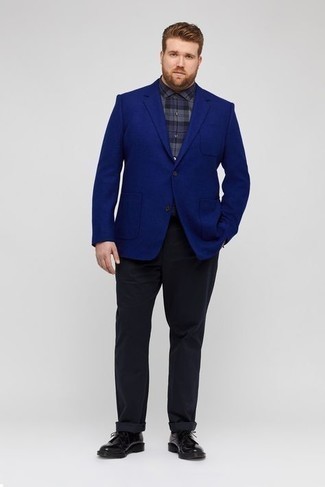 Comment porter un blazer bleu marine: Associer un blazer bleu marine avec un pantalon chino noir est une option astucieux pour une journée au bureau. Complète cet ensemble avec une paire de chaussures derby en cuir noires pour afficher ton expertise vestimentaire.