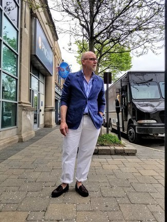 Comment porter un blazer bleu marine avec un pantalon chino blanc quand il fait chaud après 50 ans: Opte pour un blazer bleu marine avec un pantalon chino blanc pour prendre un verre après le travail. Habille ta tenue avec une paire de slippers en cuir marron foncé.