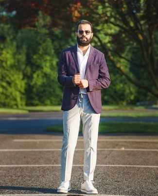 Comment porter un blazer violet clair: Porte un blazer violet clair et un pantalon chino gris pour un look idéal au travail. Si tu veux éviter un look trop formel, complète cet ensemble avec une paire de baskets basses en toile blanches.