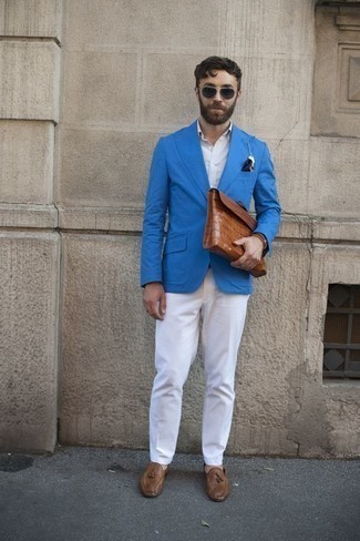 Comment porter une pochette de costume bleu marine et blanc: Harmonise un blazer turquoise avec une pochette de costume bleu marine et blanc pour une tenue relax mais stylée. Opte pour une paire de mocassins à pampilles en cuir marron pour afficher ton expertise vestimentaire.