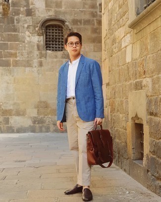 Comment porter un blazer en denim bleu: Essaie d'harmoniser un blazer en denim bleu avec un pantalon de costume beige pour un look classique et élégant. Une paire de slippers en cuir tressés marron foncé est une option parfait pour complèter cette tenue.
