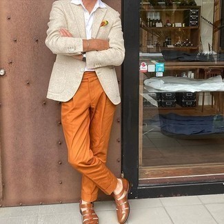 Comment porter des sandales en cuir marron: Associe un blazer beige avec un pantalon de costume tabac pour un look pointu et élégant. Si tu veux éviter un look trop formel, fais d'une paire de sandales en cuir marron ton choix de souliers.