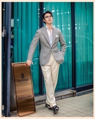 Comment porter une veste grise pour un style chic decontractés: Harmonise une veste grise avec un pantalon de costume beige pour un look pointu et élégant. Assortis ce look avec une paire de slippers en cuir bleu marine.
