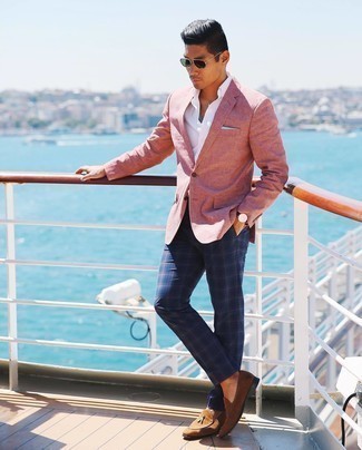 Comment porter un blazer rose: Essaie d'associer un blazer rose avec un pantalon de costume écossais bleu marine pour dégager classe et sophistication. Cette tenue est parfait avec une paire de slippers en daim marron.