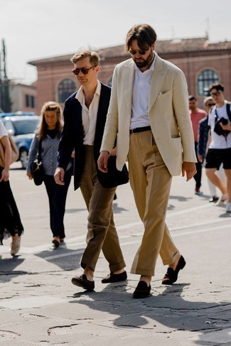 Comment porter un blazer beige: Essaie d'associer un blazer beige avec un pantalon de costume marron clair pour un look pointu et élégant. Cette tenue est parfait avec une paire de slippers en daim marron foncé.