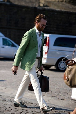 Comment porter des slippers en cuir olive: Essaie d'associer un blazer vert avec un pantalon de costume blanc pour une silhouette classique et raffinée. Une paire de slippers en cuir olive est une option avisé pour complèter cette tenue.