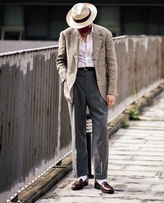 Comment porter un blazer écossais marron: Associe un blazer écossais marron avec un pantalon de costume gris foncé pour une silhouette classique et raffinée. Une paire de slippers en cuir marron foncé est une option parfait pour complèter cette tenue.
