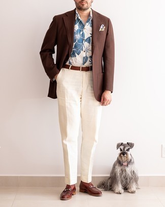 Comment porter un blazer en laine marron: Opte pour un blazer en laine marron avec un pantalon de costume en lin blanc pour une silhouette classique et raffinée. Termine ce look avec une paire de slippers en cuir marron foncé.