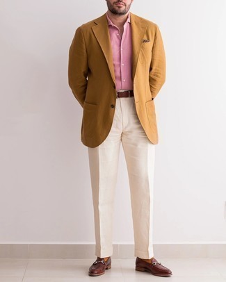 Comment porter un blazer tabac: Associe un blazer tabac avec un pantalon de costume beige pour une silhouette classique et raffinée. Assortis ce look avec une paire de slippers en cuir marron foncé.
