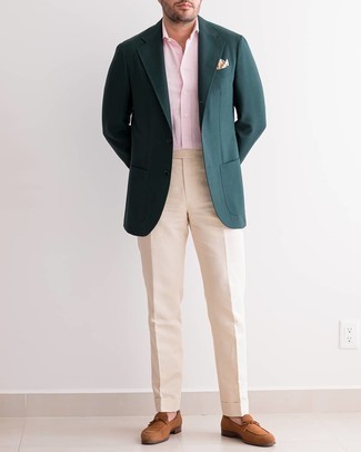 Comment porter des slippers en daim tabac: Pense à associer un blazer vert foncé avec un pantalon de costume beige pour un look pointu et élégant. Cet ensemble est parfait avec une paire de slippers en daim tabac.
