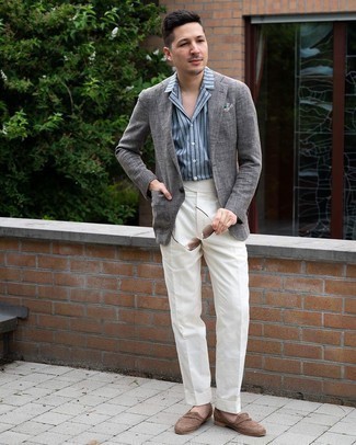Tenue: Blazer gris, Chemise à manches courtes à rayures verticales grise, Pantalon de costume blanc, Slippers en toile tressés marron