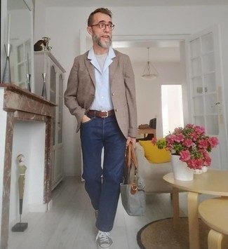 Comment porter des baskets basses en toile grises: Essaie de marier un blazer marron avec un jean bleu marine pour un look idéal au travail. D'une humeur créatrice? Assortis ta tenue avec une paire de baskets basses en toile grises.