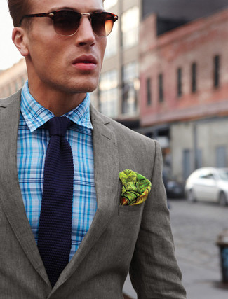 Comment porter une pochette de costume imprimée cachemire chartreuse: Essaie d'associer un blazer gris avec une pochette de costume imprimée cachemire chartreuse pour une tenue relax mais stylée.