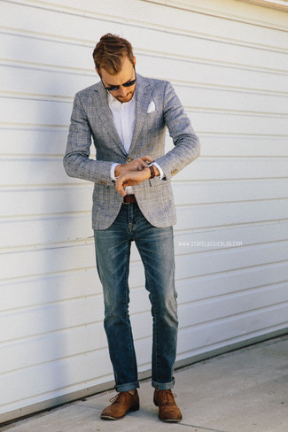 Comment porter un blazer gris avec un jean bleu quand il fait chaud: Pense à porter un blazer gris et un jean bleu pour obtenir un look relax mais stylé. Fais d'une paire de chaussures richelieu en cuir marron ton choix de souliers pour afficher ton expertise vestimentaire.