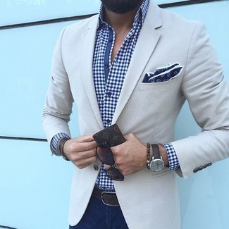 Comment porter une pochette de costume imprimée cachemire bleue: Pense à harmoniser un blazer gris avec une pochette de costume imprimée cachemire bleue pour une tenue idéale le week-end.