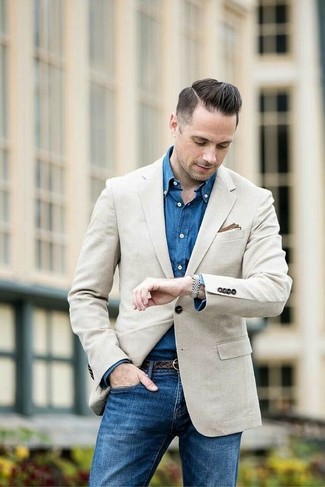 Comment porter un blazer beige avec un jean bleu quand il fait chaud: Associe un blazer beige avec un jean bleu pour aller au bureau.