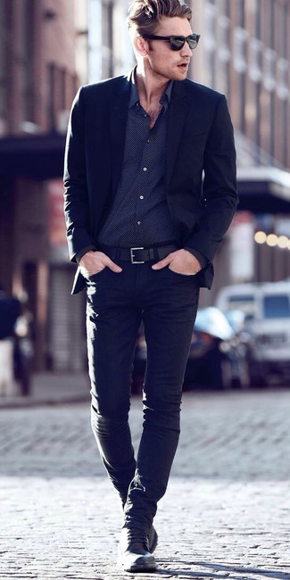 Tenue: Blazer noir, Chemise à manches longues á pois noire, Jean noir, Bottes de loisirs en cuir noires