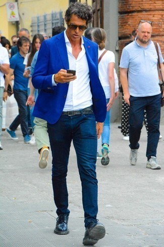 Une chemise à manches longues à porter avec un blazer bleu quand il fait chaud: Harmonise un blazer bleu avec une chemise à manches longues pour un look idéal au travail. Complète cet ensemble avec une paire de chaussures derby en cuir noires pour afficher ton expertise vestimentaire.