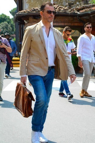 Comment porter des baskets basses blanches: Associe un blazer marron clair avec un jean bleu pour créer un look chic et décontracté. Si tu veux éviter un look trop formel, assortis cette tenue avec une paire de baskets basses blanches.