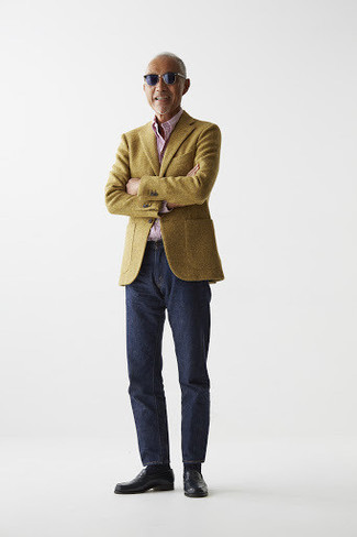 Comment porter un blazer doré: Harmonise un blazer doré avec un jean bleu marine pour un look idéal au travail. Une paire de slippers en cuir noirs rendra élégant même le plus décontracté des looks.