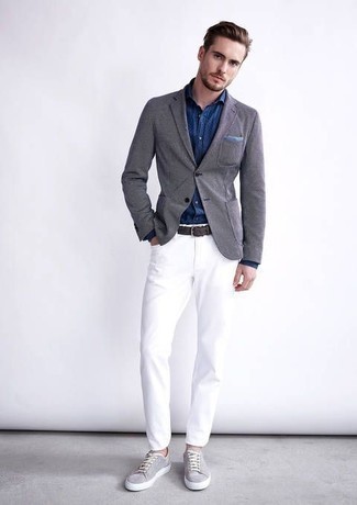 Comment porter une chemise à manches longues bleu marine: Essaie d'harmoniser une chemise à manches longues bleu marine avec un jean blanc pour obtenir un look relax mais stylé. Complète ce look avec une paire de baskets basses en toile grises.