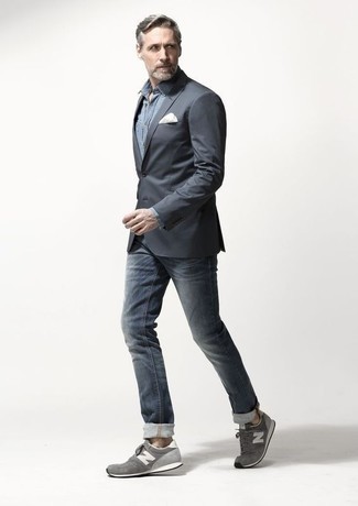 Comment porter un jean bleu avec des chaussures de sport grises en été après 40 ans: Porte un blazer gris foncé et un jean bleu pour créer un look chic et décontracté. Si tu veux éviter un look trop formel, termine ce look avec une paire de chaussures de sport grises. Cette tenue est un excellent exemple de la tenue toute estivale.