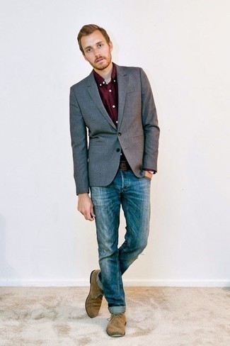 Comment porter des bottines chukka en daim beiges: Pense à marier un blazer gris avec un jean bleu pour un look idéal au travail. Cette tenue se complète parfaitement avec une paire de bottines chukka en daim beiges.