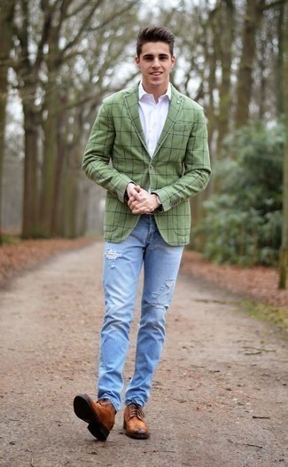 Comment porter un blazer vert à 20 ans: Pour une tenue de tous les jours pleine de caractère et de personnalité associe un blazer vert avec un jean déchiré bleu clair. Une paire de chaussures brogues en cuir tabac rendra élégant même le plus décontracté des looks.