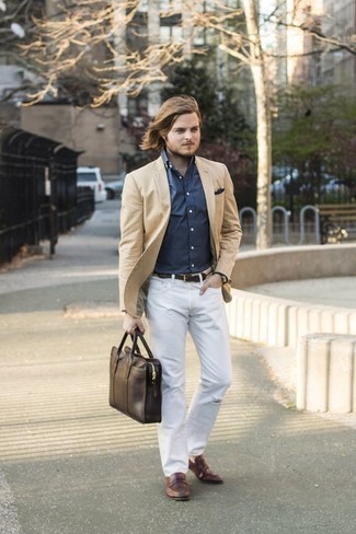 Comment porter une ceinture en toile beige: Associe un blazer marron clair avec une ceinture en toile beige pour une tenue idéale le week-end. Une paire de slippers en cuir bordeaux est une façon simple d'améliorer ton look.