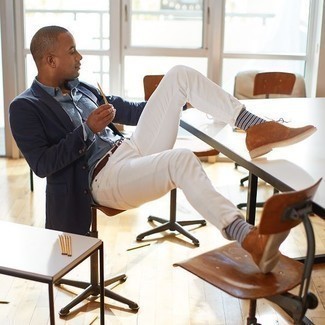 Un blazer à porter avec un jean blanc à 30 ans: Associe un blazer avec un jean blanc pour aller au bureau. Complète ce look avec une paire de bottines chukka en daim tabac.