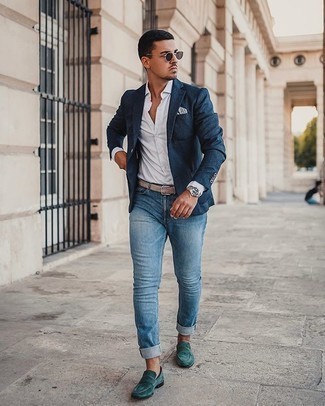 Comment porter des slippers en daim olive: Pense à marier un blazer bleu marine avec un jean bleu pour aller au bureau. Habille ta tenue avec une paire de slippers en daim olive.