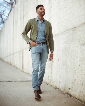 Comment porter un blazer olive: Pense à associer un blazer olive avec un jean bleu clair pour créer un look chic et décontracté. D'une humeur créatrice? Assortis ta tenue avec une paire de bottines chelsea en cuir marron foncé.