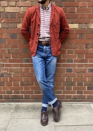 Comment porter un blazer en coton rouge: Associe un blazer en coton rouge avec un jean bleu pour aller au bureau. Cet ensemble est parfait avec une paire de bottines chukka en cuir marron foncé.