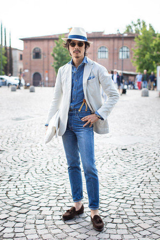 Comment porter un blazer gris pour un style chic decontractés: Associe un blazer gris avec un jean bleu pour aller au bureau. Habille ta tenue avec une paire de mocassins à pampilles en daim marron foncé.